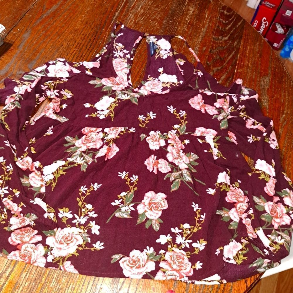 Medium American Eagle Cold Shoulder Long Sleeve V Neck Floral Shirt Top